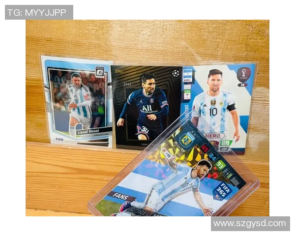 小孩开足球球星卡包揭晓梅西珍稀卡片惊喜瞬间