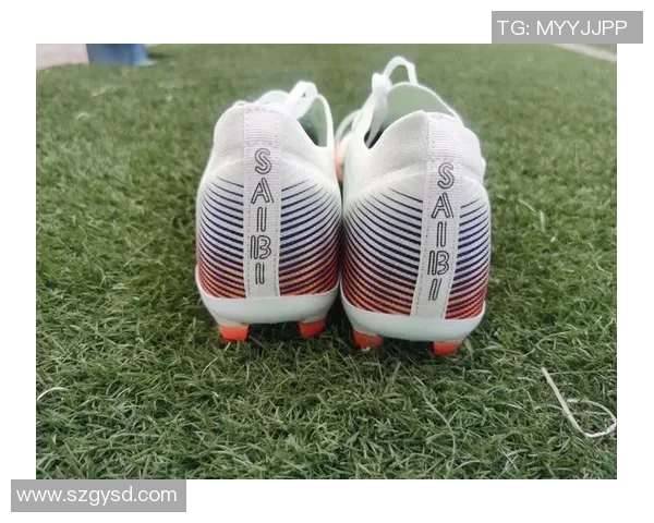 探秘足球明星使用扁平鞋底设计的独特优势与技术背后