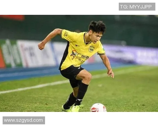 中国最帅足球球星的风采与魅力 展现球场外的独特魅力与自信